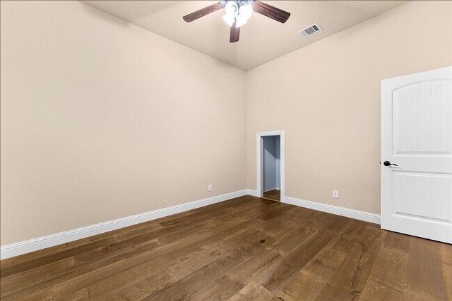 Building Photo - Ready for Immediate Move-In!  4 Bed 3 Bath Renovated 2605 SQFT House in Reserves at Westridge