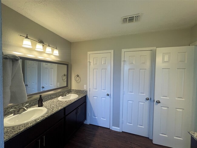 Building Photo - 15630 Pine Mountain Dr