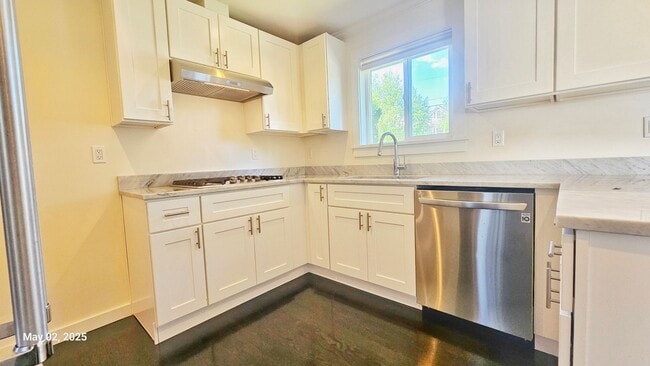 Building Photo - 3 Bed, 2 Bath Apartment in Prime Roosevelt...