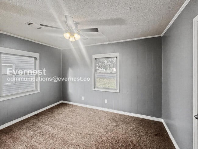 Building Photo - 3 Bed, 2 Bath Home with Fenced Yard / Pet-Friendly / Vouchers Accepted / Available Now!