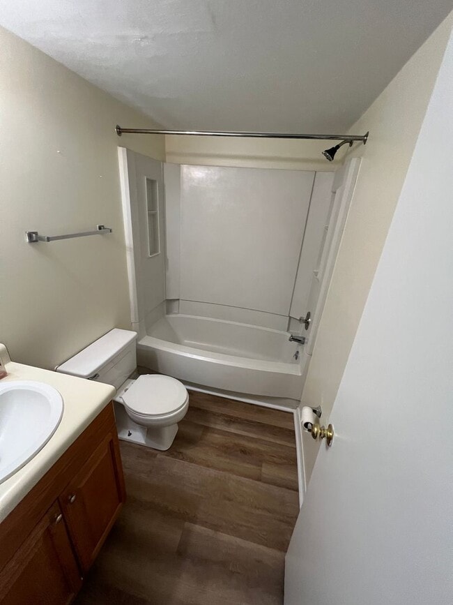 Building Photo - 2 Bedroom 2 Bath Condo on 2nd Floor