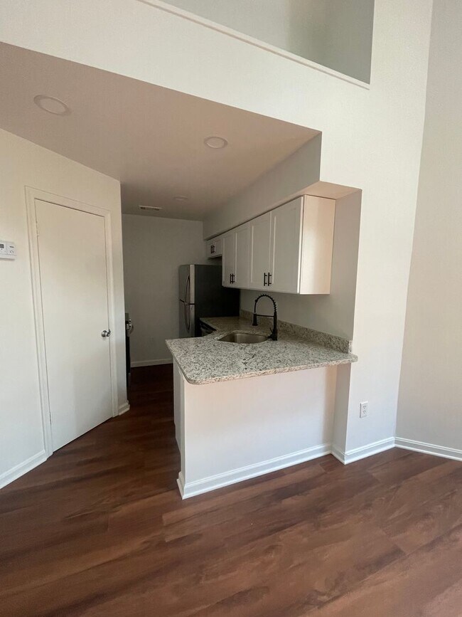 Building Photo - TOP FLOOR CONDO WITH ONE BEDROOM, DEN WITH...