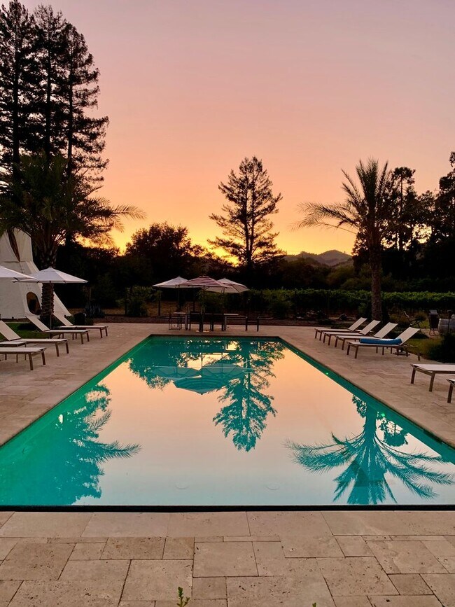 Building Photo - Fully Furnished Stunning Calistoga Retreat