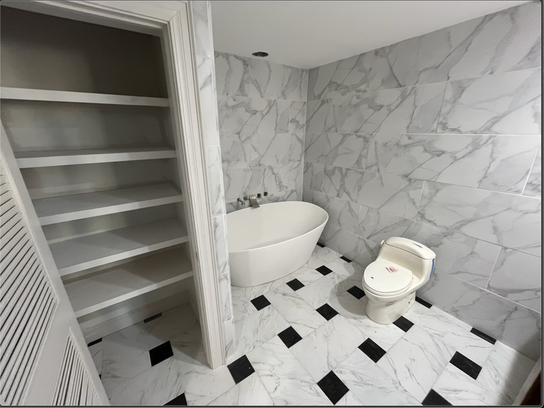 Master Bath/Soaking Tub - 1535 S Yorktown Ave