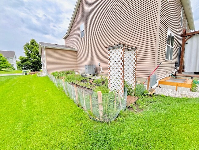 Building Photo - ONE OF A KIND 5bed/4bath!  *HOME THEATER* ...