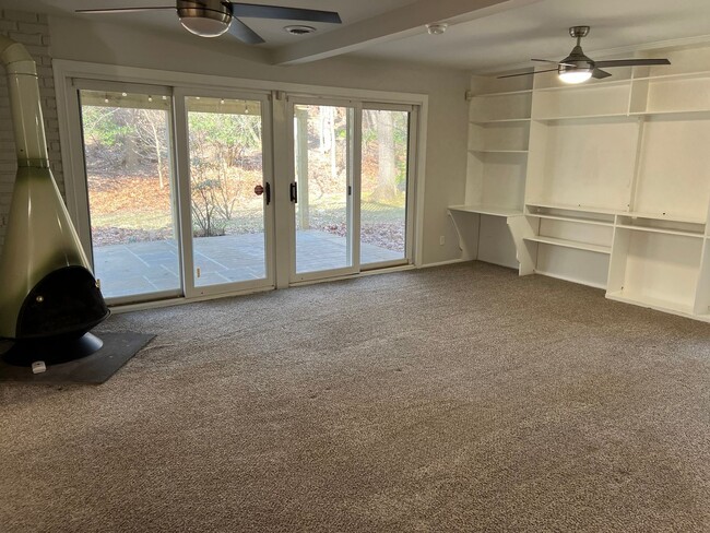 Building Photo - Spacious Home Close to Everything!