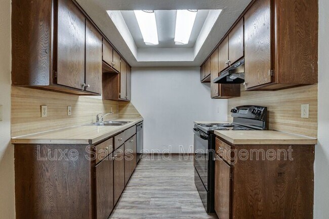 Building Photo - 6004 Paramount Dr