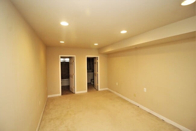 Building Photo - Updated 3bd/2ba Hampden Rowhome w/ CAC, W/...