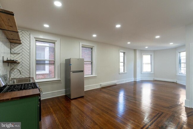 Building Photo - 5003 Pine St