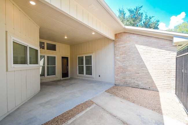 Building Photo - 16117 De Lozier St