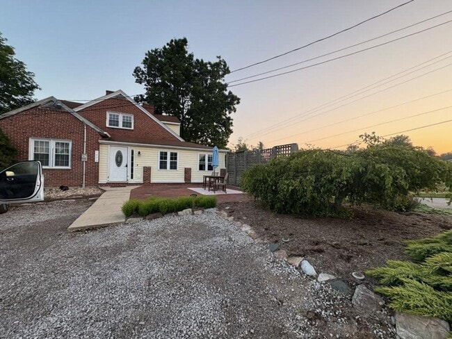 Building Photo - Avialable July 2026! 4 bedroom 2 bath hous...