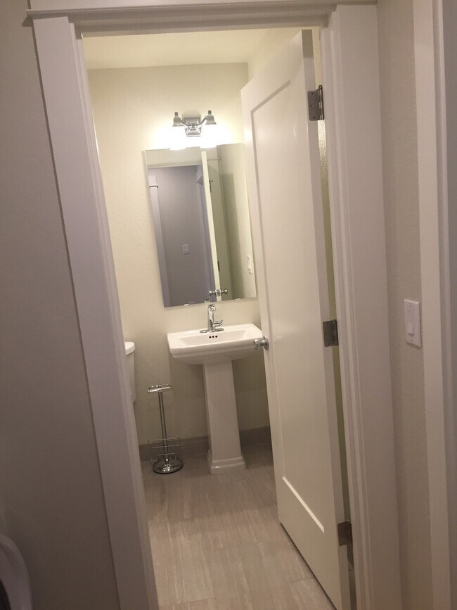 Building Photo - Private Modern 2Br Hardwoods, Quartz, SS A...