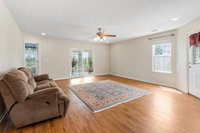 Building Photo - 10557 Maine Dr