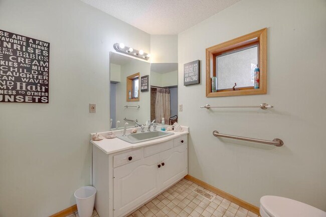 Building Photo - 19 Crescent Ln