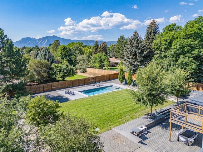 Building Photo - 5 bed 3.5 Bath Home in North Boulder W/Large Backyard, Swimming Pool & Jacuzzi!