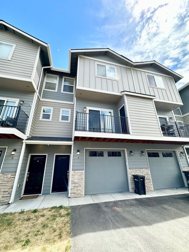 Building Photo - Luxury Townhome close to Hospital & Perry ...