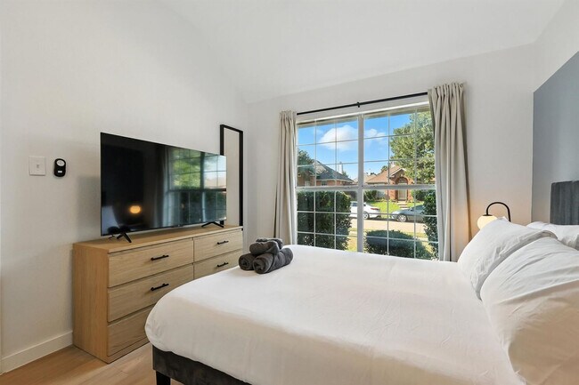 Building Photo - 11911 Rocky Point Dr