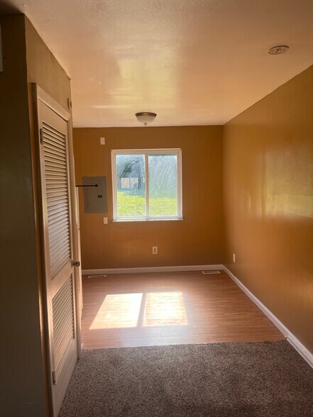 Building Photo - 2018 Hickorydale Dr