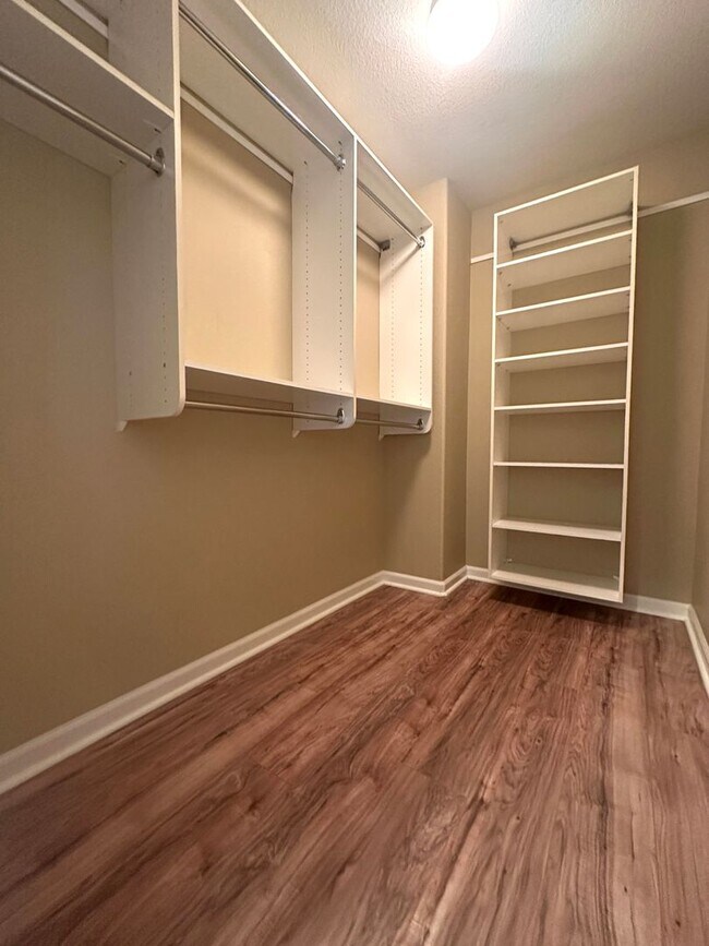 Building Photo - Gorgeous 3 Bed, 2 Bath in Gated Community in Brentwood