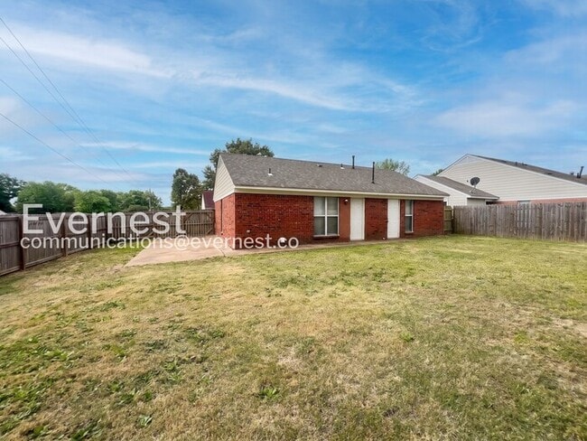 Building Photo - 3400 Laurelwood Dr