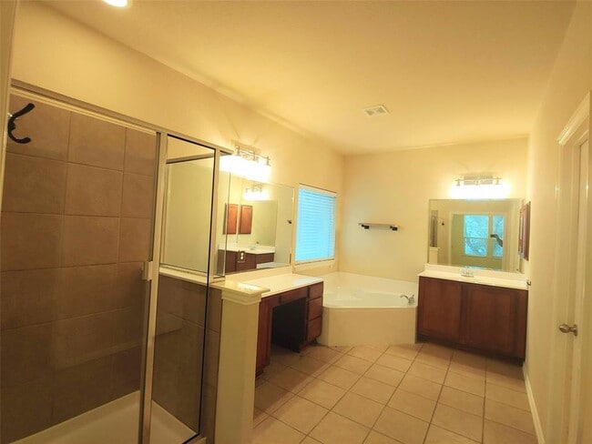 Building Photo - 1601 Lions Den