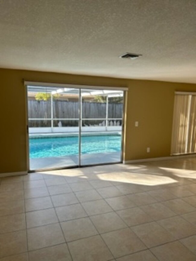 Building Photo - Beautiful 3 bedroom, 2 bath pool home in a...