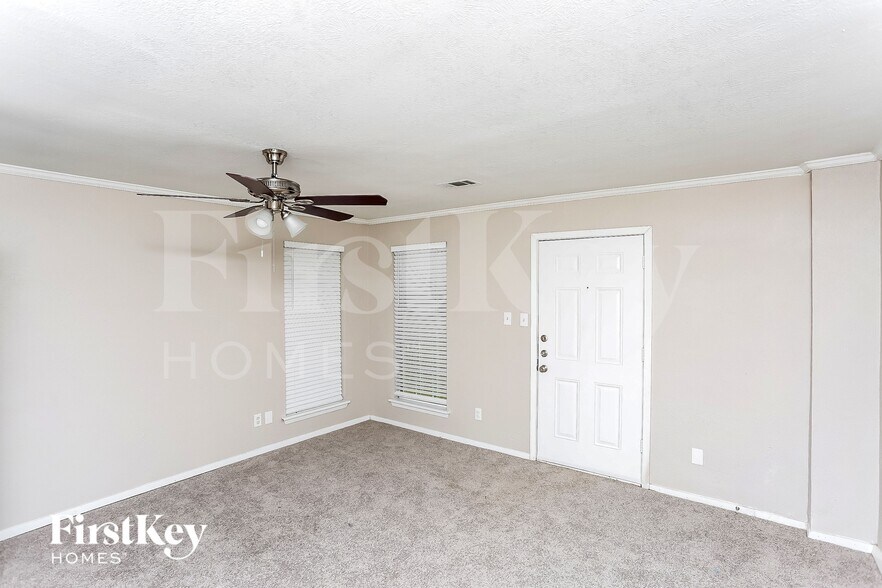 Building Photo - 5614 Sarasota Dr