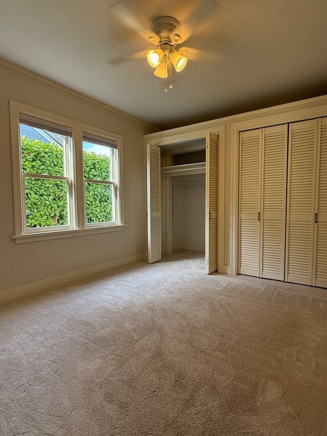 Building Photo - 3BR Tudor Home 1/2 Block from Greenlake!