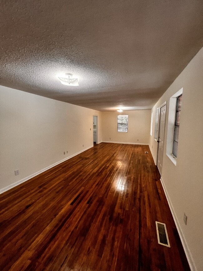 Building Photo - Home For Rent