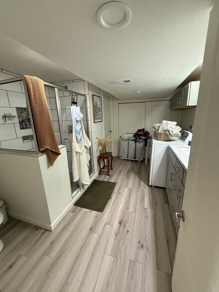 Building Photo - 1140 NE Oak Tree Dr