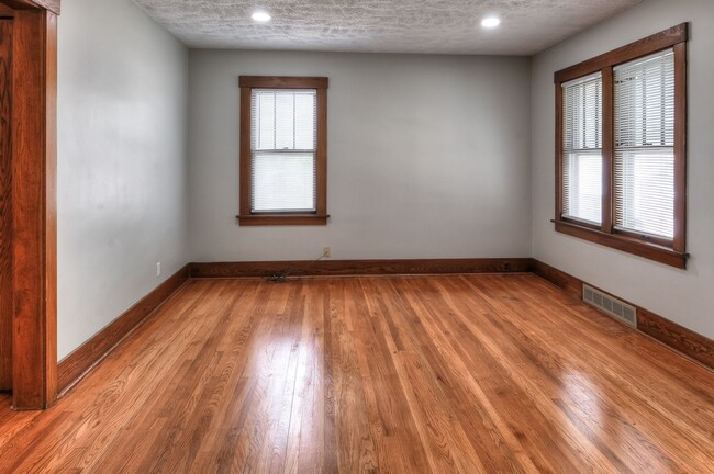 Building Photo - 4 bed in Aksarben