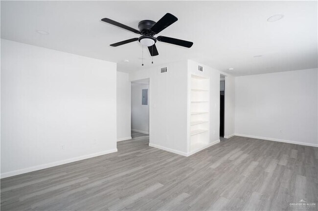 Building Photo - 1107 Shasta Ave W