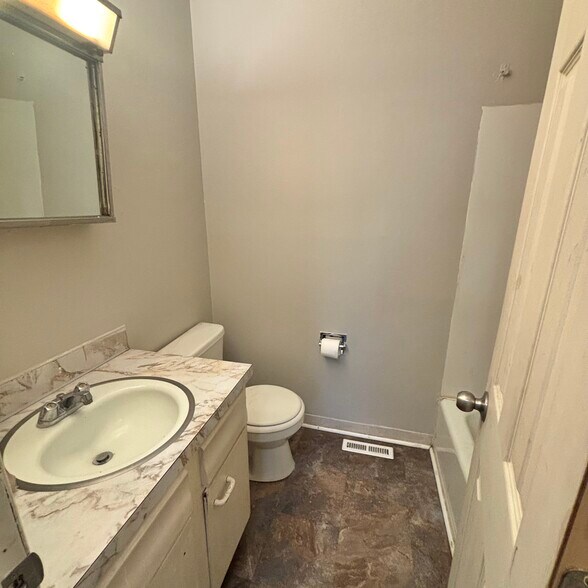 Building Photo - 920 Vincent Ct