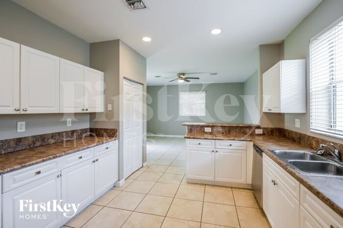 Building Photo - 300 NE 36th Avenue Rd