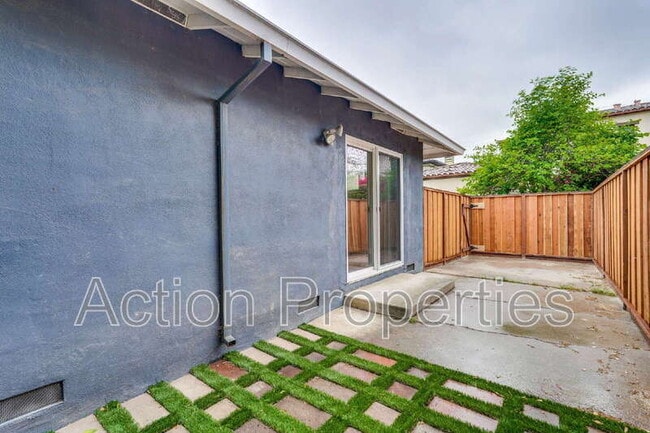 Building Photo - 681 S 13th St