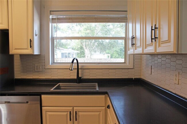 Building Photo - 1718 E Elm Rd