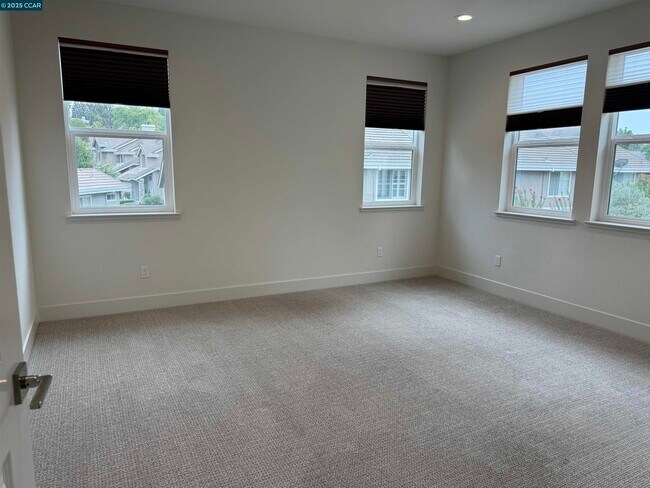 Building Photo - 110 Julia Lp