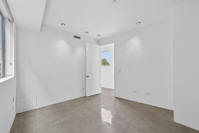 Building Photo - Discover this striking 3 bedroom apartment for rent in Venice, offering 4 bathrooms, contemporary...