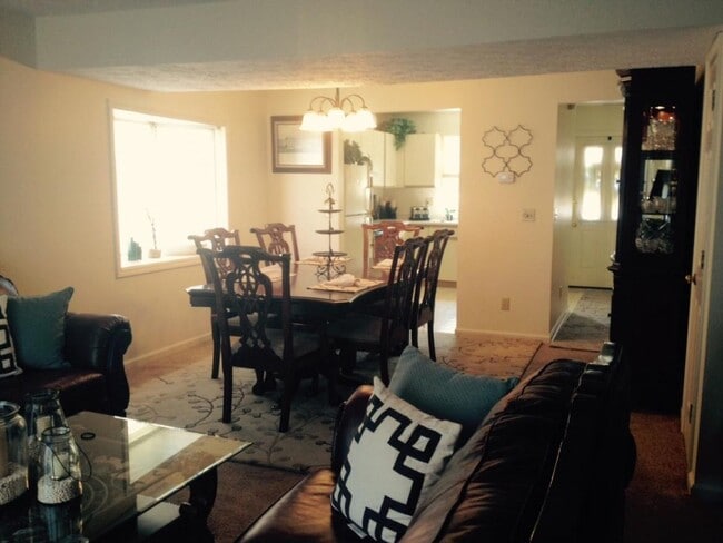 Building Photo - Braemar Townhomes Large 3 Bedroom w/ garage