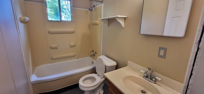Building Photo - Southeast 2 BR house! 1 car garage! $995!