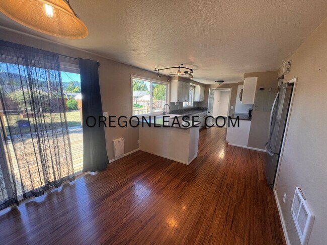 Building Photo - Spacious 4-Bedroom Home in North Springfield