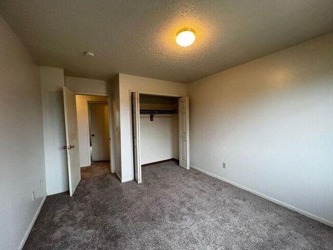 Building Photo - $1,435 | 2 Bedroom + Bonus Room, 1.5 Bathroom Town Home | No Pets | Available for an Immediate Mo...