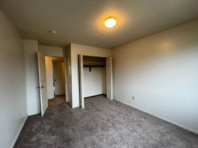 Building Photo - $1,435 | 2 Bedroom + Bonus Room, 1.5 Bathroom Town Home | No Pets | Sublease* | Available for Aug...