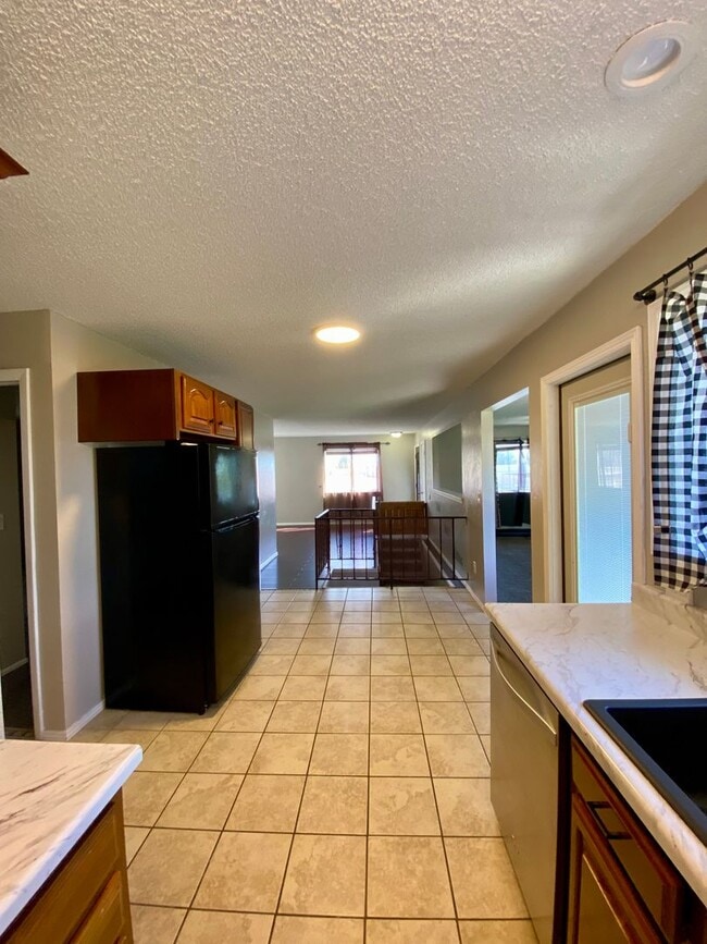 Building Photo - Beautifully Maintained Central 4 Bedroom. ...