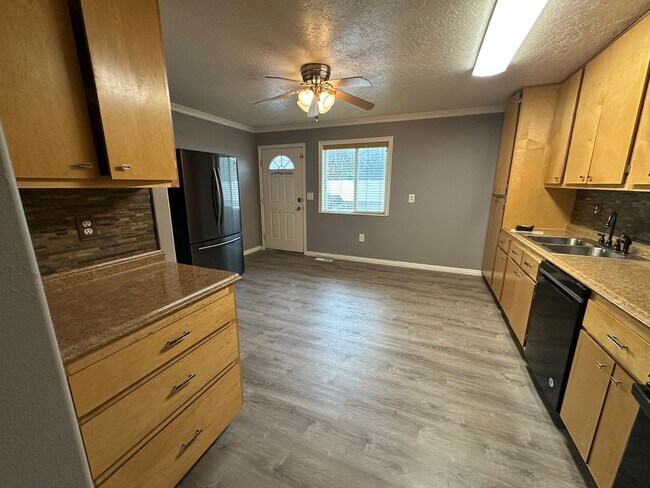 Building Photo - Cute and Cozy 2 Bed, 1.5 Bath Townhome in the Meadows!