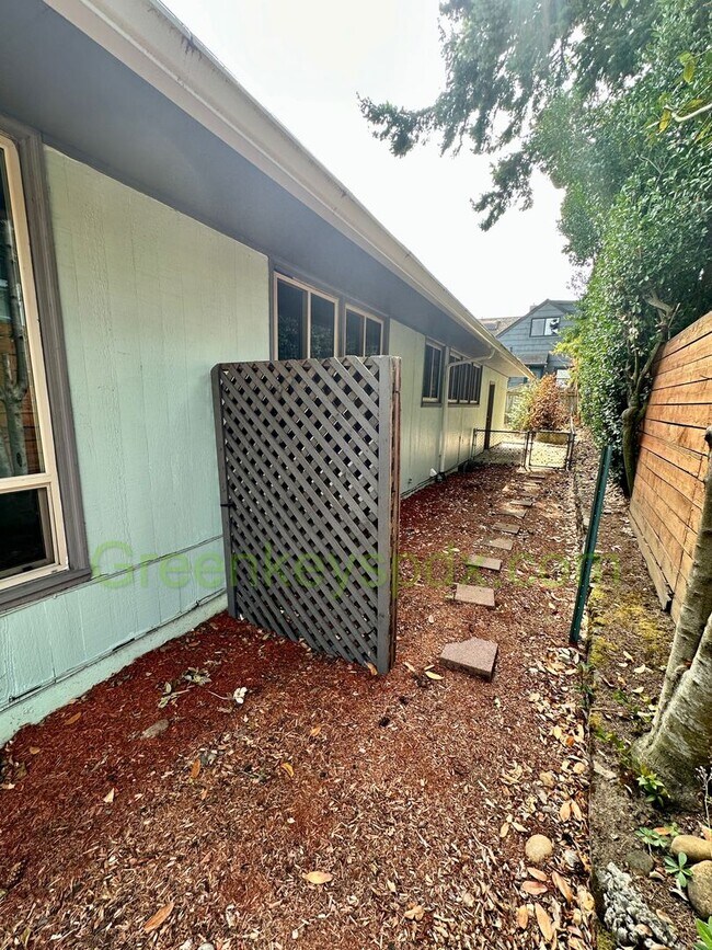 Building Photo - 2- Bedroom, 1.5-Bathroom House in Concordi...