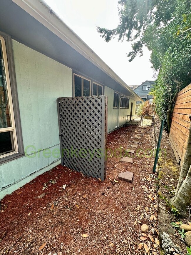 Building Photo - 3-Bedroom, 1.5-Bathroom House in Concordia...