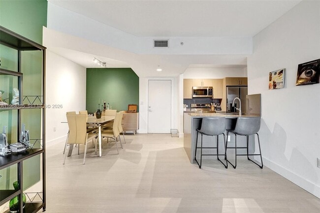 Building Photo - 18800 NE 29th Ave