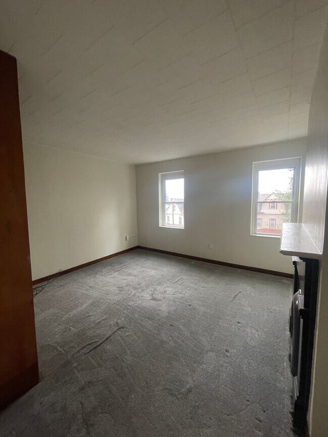 Building Photo - Available July 1st! 3 Bed 1.5 Single Family Home!