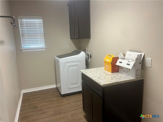 Building Photo - 521 Holstein Dr